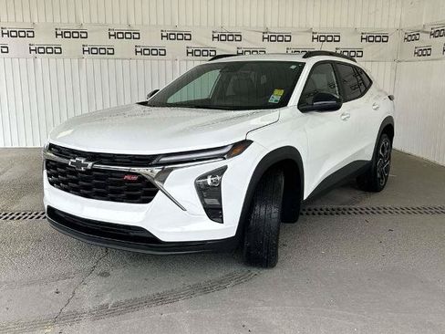 Used 2025 Chevrolet Trax RS w/ Sunroof Package FWD image 4