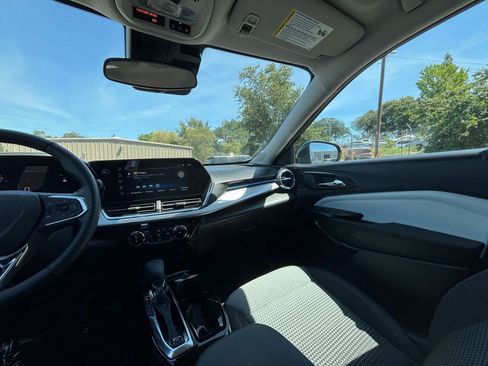 Used 2025 Chevrolet Trax LT w/ LT Convenience Package FWD image 34