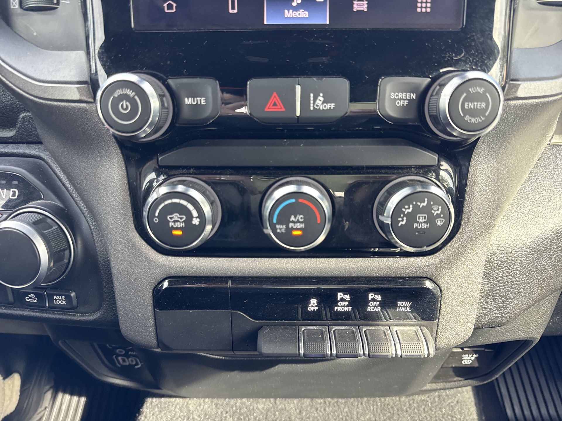 Used 2025 RAM 1500 Warlock AWD/4WD image 17