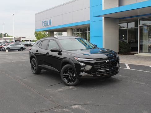 New 2026 Chevrolet Trax ACTIV w/ Sunroof Package FWD image 2