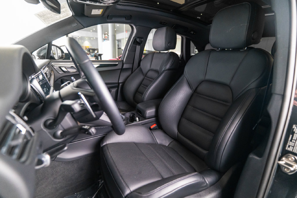 Certified 2026 Porsche Macan AWD/4WD image 5