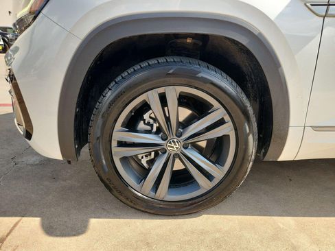 Used 2021 Volkswagen Atlas Cross Sport SE w/ Panoramic Sunroof Package FWD image 32