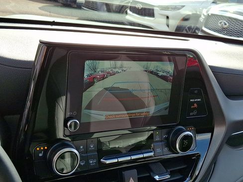 Used 2025 Toyota Highlander XLE image 20