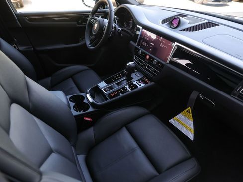Certified 2025 Porsche Macan image 36