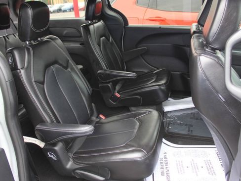 Used 2025 Chrysler Pacifica Select FWD image 11