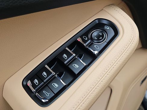 Certified 2025 Porsche Macan image 32