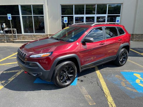 Used 2018 Jeep Cherokee Trailhawk w/ Comfort/Convenience Group AWD/4WD image 2