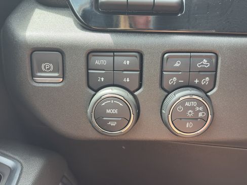 Used 2023 Chevrolet Silverado 1500 High Country w/ High Country Premium Package AWD/4WD image 16