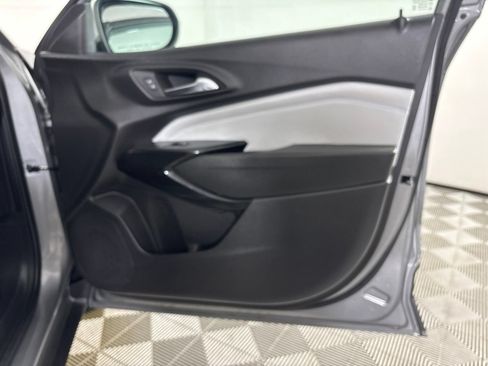 Used 2025 Chevrolet Trax LT w/ LT Convenience Package FWD image 27