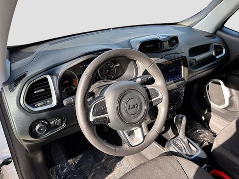 Used 2018 Jeep Renegade Latitude image 9