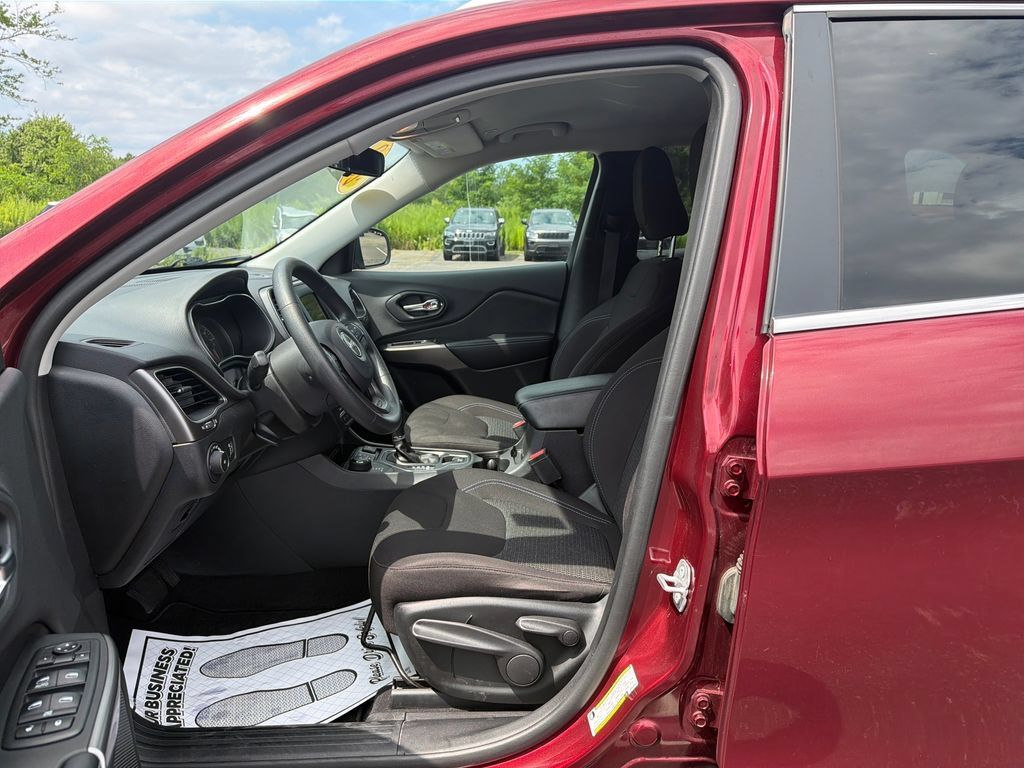 Used 2019 Jeep Cherokee Latitude w/ Popular Appearance Group AWD/4WD image 10