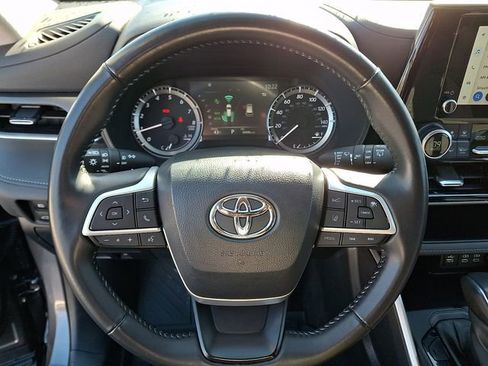 Used 2024 Toyota Highlander LE FWD image 22