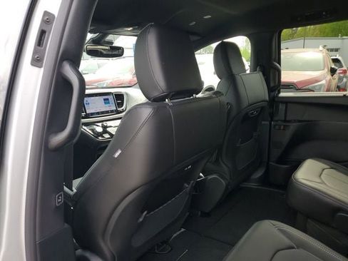 New 2026 Chrysler Pacifica Select image 11