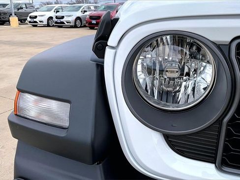 Used 2025 Jeep Wrangler Sport image 29