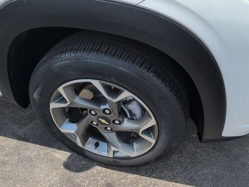 Used 2024 Chevrolet Trax LT w/ Sunroof Package FWD image 13