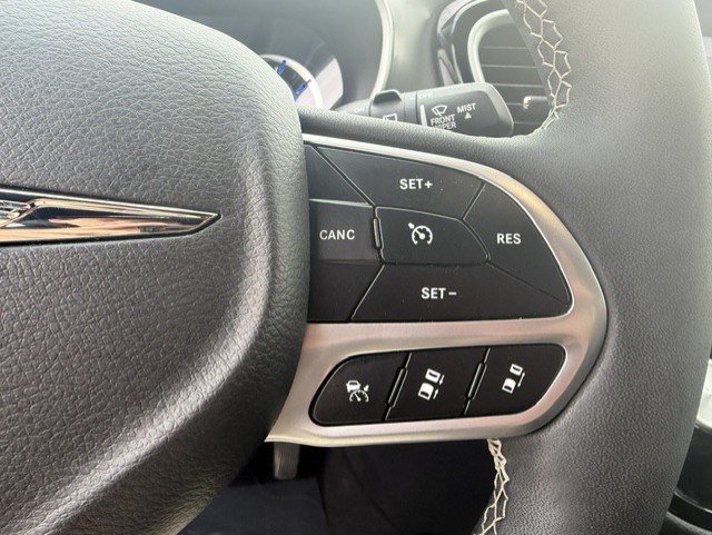 Used 2025 Chrysler Pacifica Select FWD image 18