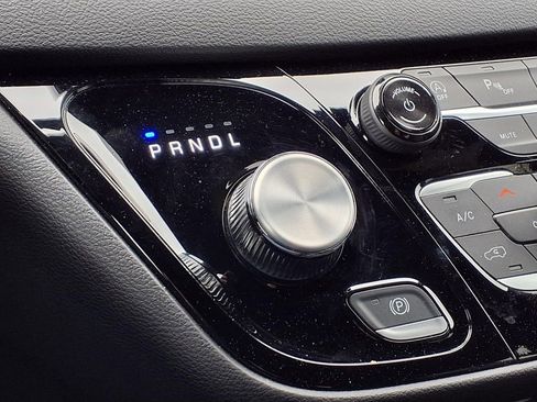 Used 2025 Chrysler Pacifica Select image 25