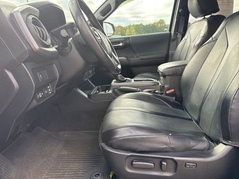 Used 2021 Toyota Tacoma TRD Sport image 11