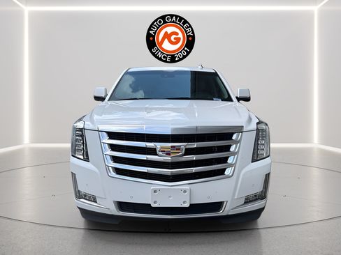 Used 2017 Cadillac Escalade Luxury AWD/4WD image 2