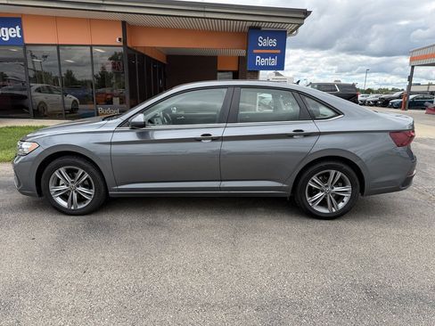 Used 2024 Volkswagen Jetta SE FWD image 2