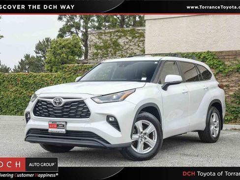 Used 2023 Toyota Highlander LE FWD image 1