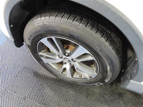 Used 2018 Toyota RAV4 XLE AWD/4WD image 6