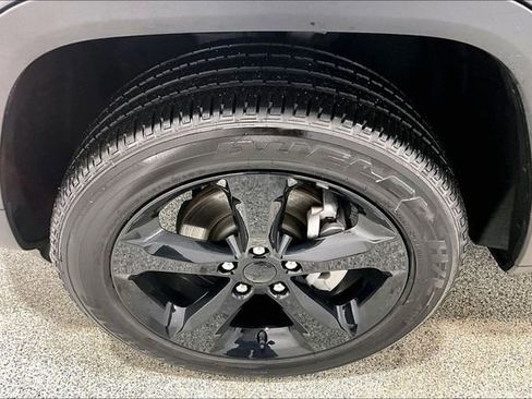 Used 2024 Jeep Grand Cherokee Altitude image 36