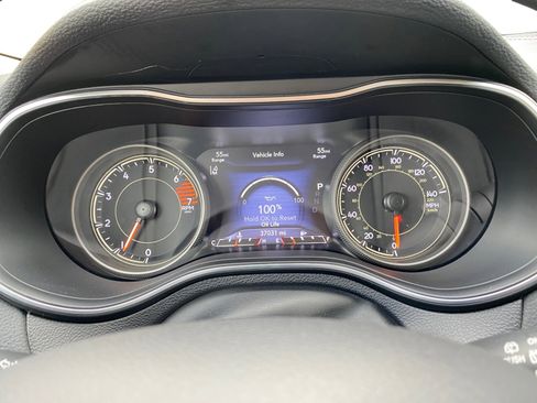 Used 2023 Jeep Cherokee Altitude Lux image 12