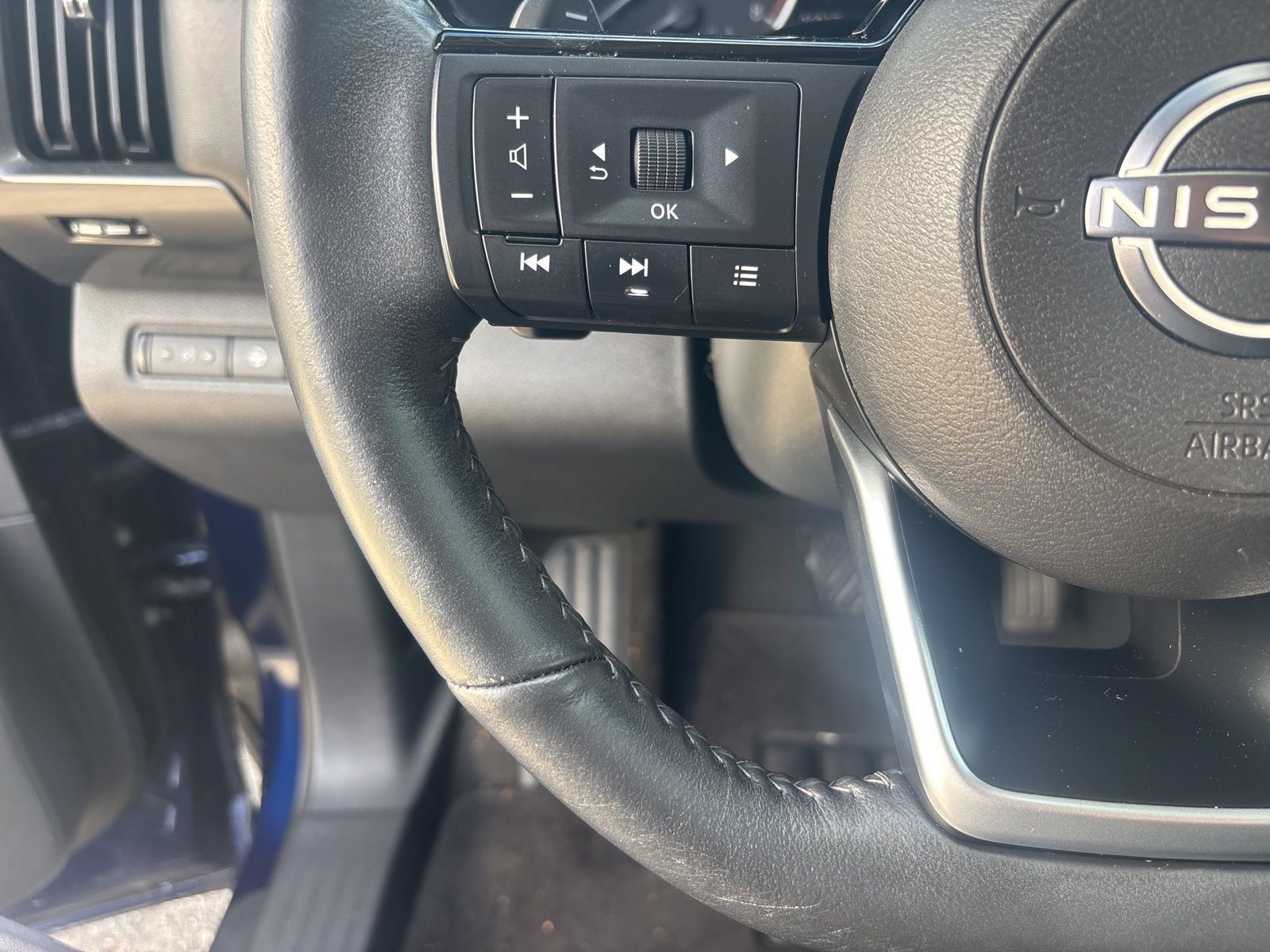 Used 2022 Nissan Pathfinder SL w/ SL Black Package AWD/4WD image 17