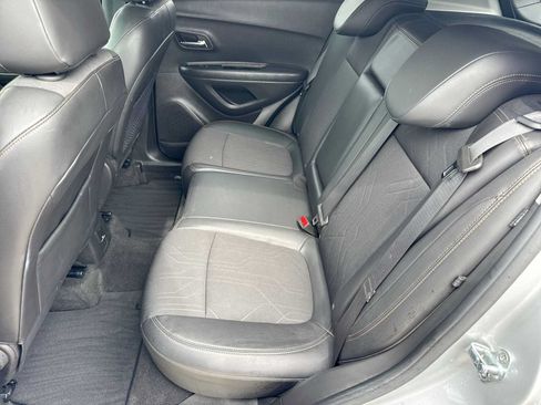 Used 2019 Chevrolet Trax LT w/ LT Convenience Package AWD/4WD image 18