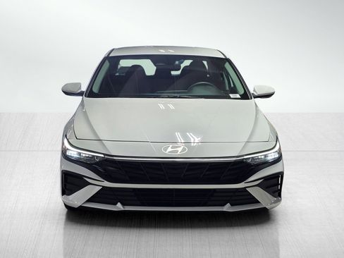 Certified 2025 Hyundai Elantra SE image 2