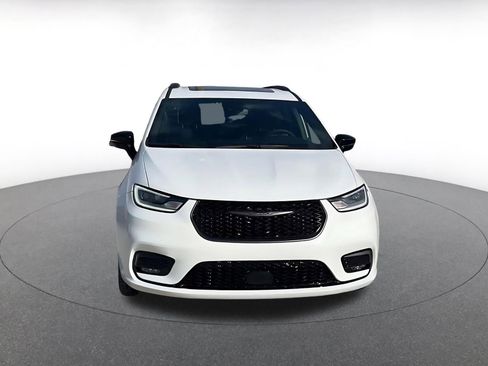 Used 2025 Chrysler Pacifica Limited image 4