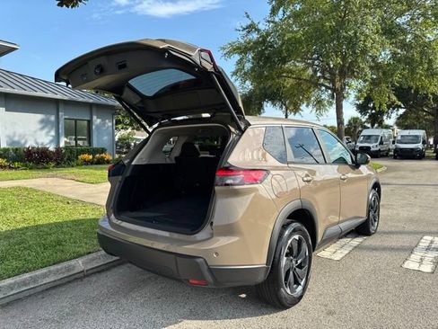 Used 2025 Nissan Rogue SV AWD/4WD image 18