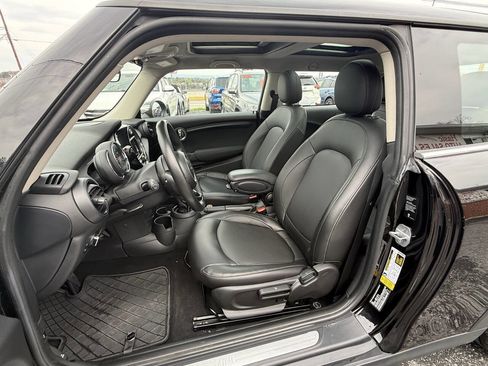 Used 2019 MINI Cooper 2-Door Hardtop w/ Signature Upholstery Package image 12