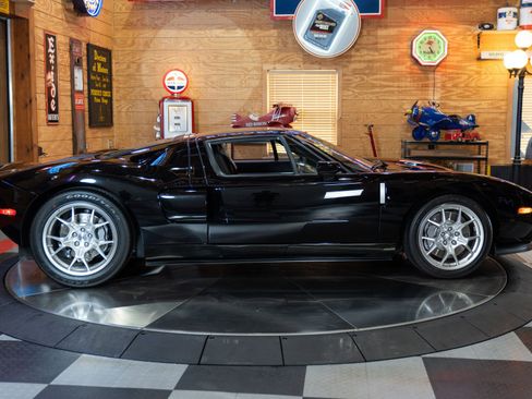 Used 2006 Ford GT image 13