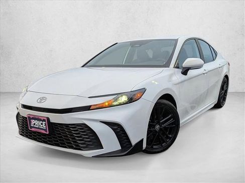 Used 2025 Toyota Camry SE image 1