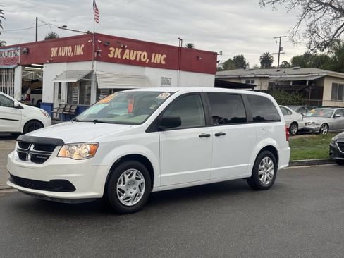Used 2019 Dodge Grand Caravan SE w/ UConnect Hands-Free Group image 4