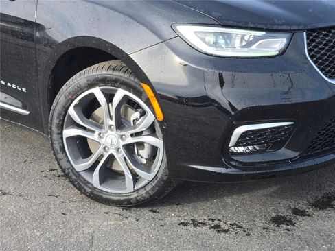New 2026 Chrysler Pacifica Pinnacle image 2