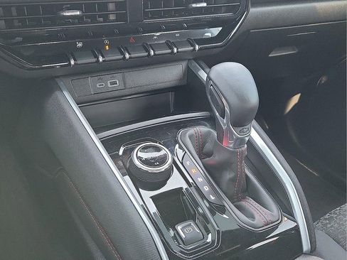 Used 2024 Chevrolet Colorado Z71 w/ Z71 Convenience Package 2 image 17