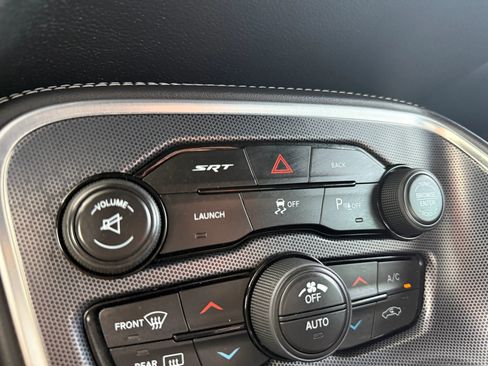 Used 2015 Dodge Challenger SRT image 32