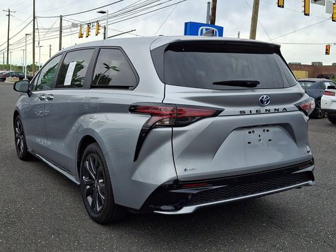 Used 2025 Toyota Sienna XSE FWD image 4