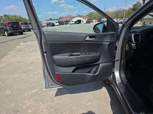 Used 2022 Kia Sportage LX image 34