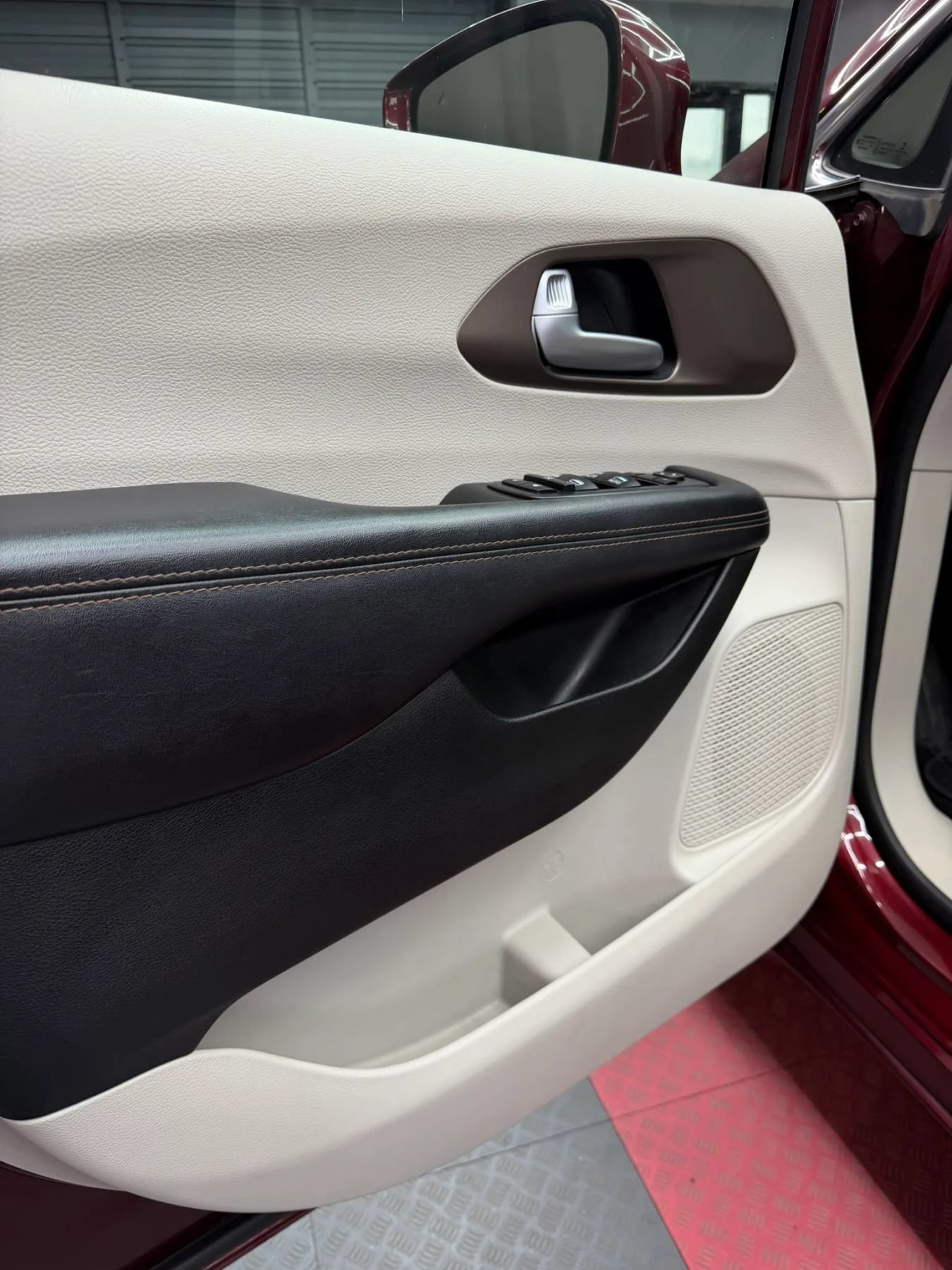 Used 2018 Chrysler Pacifica Touring-L Plus w/ Advanced Safetytec Group FWD image 9