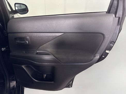 Used 2020 Mitsubishi Outlander ES image 27