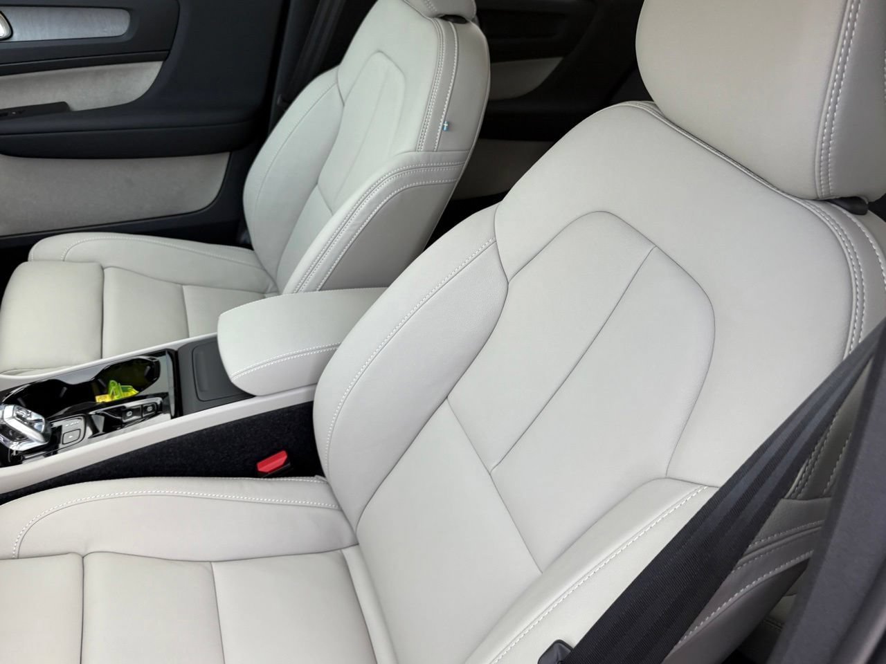 New 2026 Volvo XC40 B4 Plus w/ Protection Package Premier FWD image 16