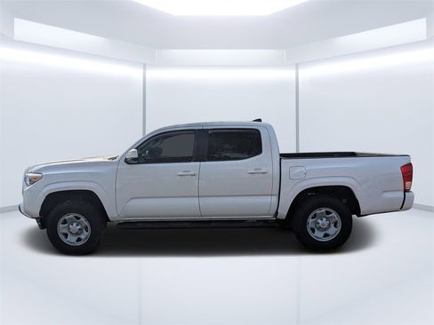 Used 2017 Toyota Tacoma SR image 6