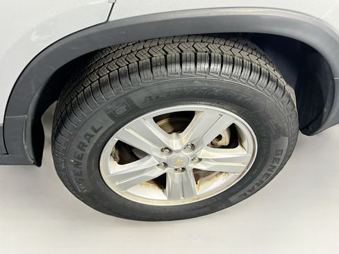 Used 2022 Chevrolet Trax LT w/ LT Convenience Package image 28