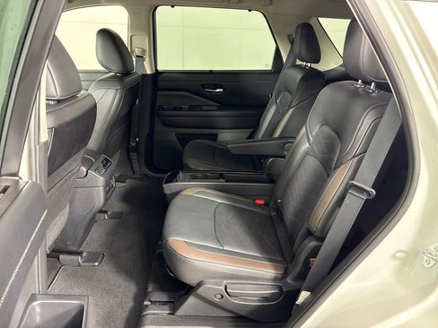 Used 2024 Nissan Pathfinder Platinum FWD image 28