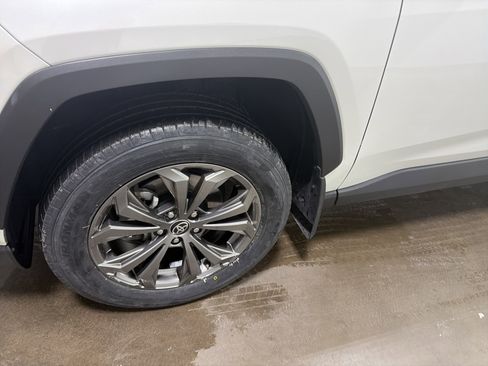 Used 2022 Toyota RAV4 XLE Premium image 9