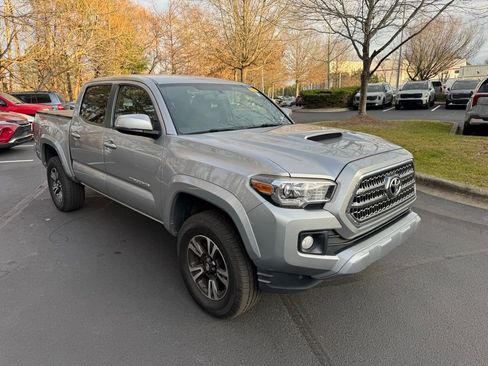 Used 2017 Toyota Tacoma TRD Sport image 1